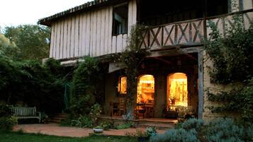 Voorkant accommodatie - avond/nacht