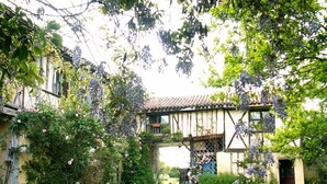 A traditional half-timbered house with a garden in front. - Jouandassou (Fontrailles)