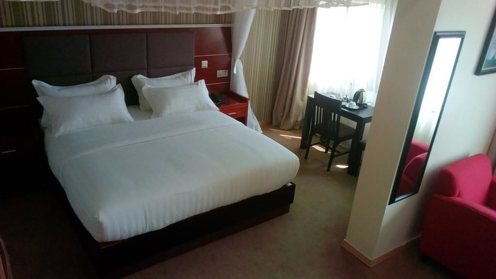 Escritorio, wifi gratis y ropa de cama 