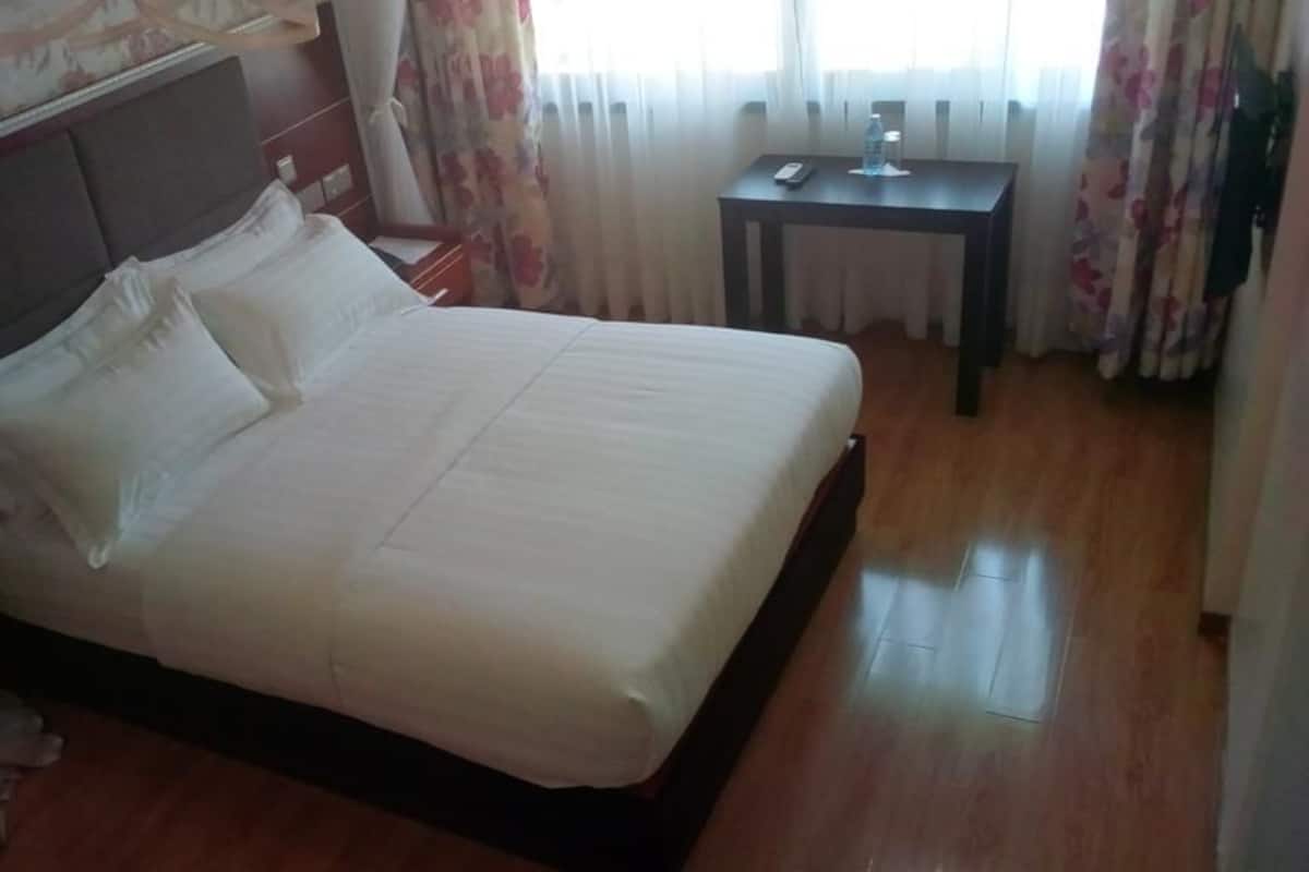 Deluxe Double Room | Desk, free WiFi, bed sheets