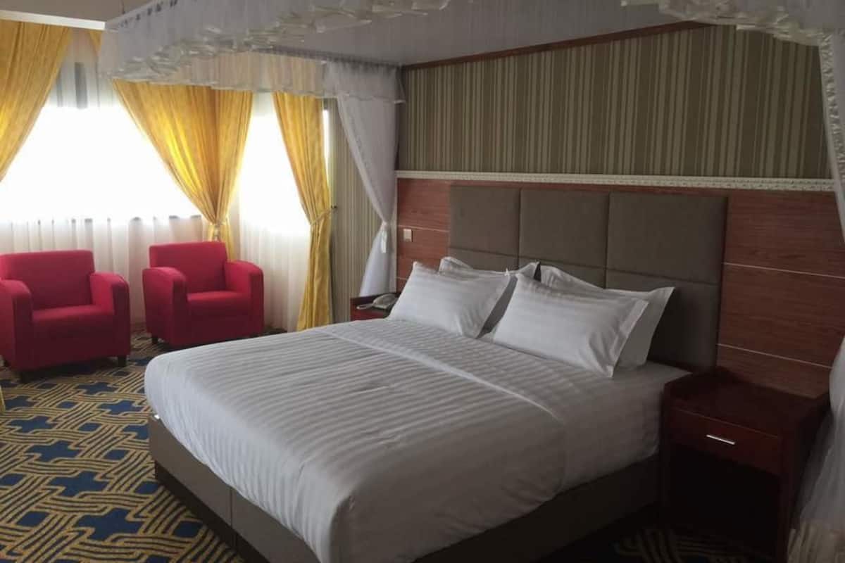 Family Room | Desk, free WiFi, bed sheets