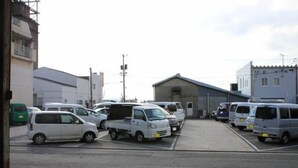 A parking lot with several white and silver vans parked in rows. - Sunroute Tokuyama (Shunan)