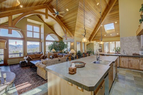 5-bedroom vacation home 19 minutes from Keystone Ski Resort