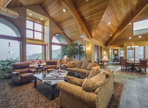 Smart TV, fireplace, DVD player, books - 5-bedroom vacation home 19 minutes from Keystone Ski Resort (Silverthorne)