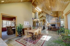 Dining - 5-bedroom vacation home 19 minutes from Keystone Ski Resort (Silverthorne)