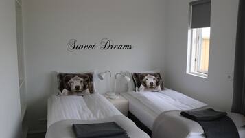 Cottage, 2 Single Beds, Mountain View | Blackout curtains, soundproofing, free WiFi, bed sheets