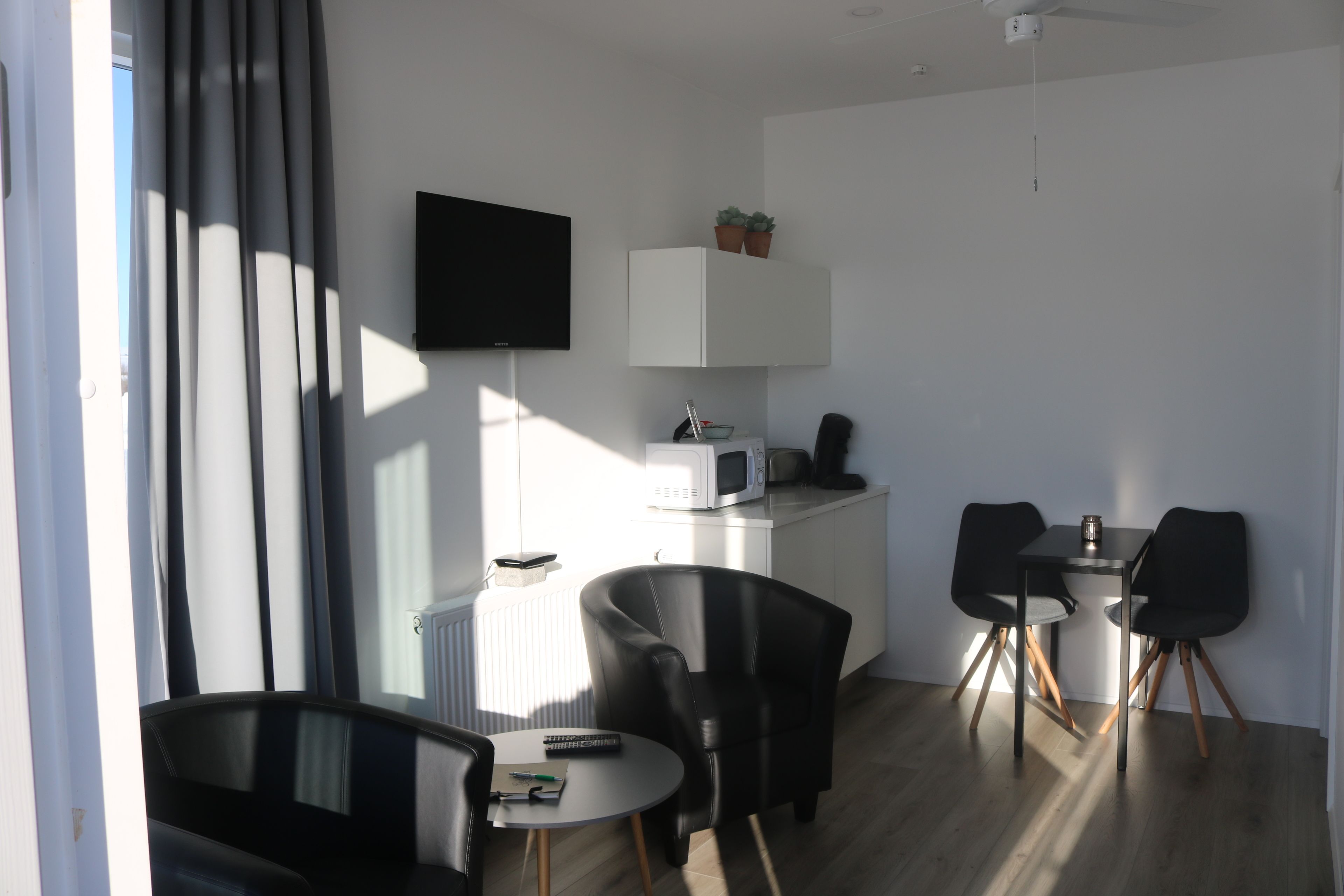 Tủ lạnh, lò vi sóng, dụng cụ pha cà phê/trà, ấm điện 