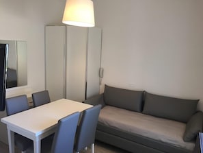 Suite, meerdere bedden, kamers met tussendeur | Woonruimte | Een flatscreentelevisie