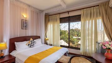 Executive Room | Minibar, in-room safe, desk, blackout drapes