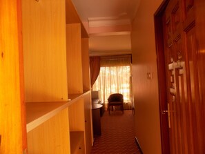 Habitación ejecutiva | Minibar, caja de seguridad en la habitación y escritorio