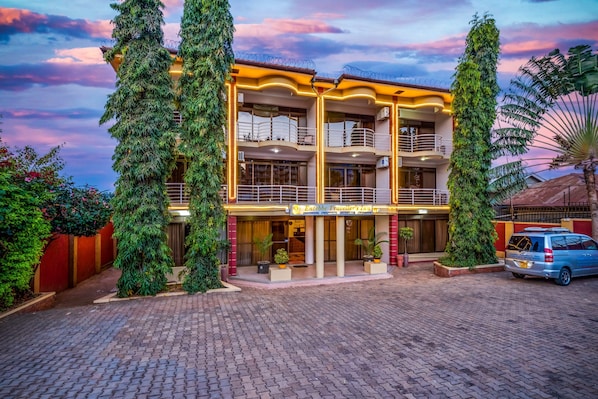 Front of property - Entebbe Travelle'rs Inn (Entebbe)