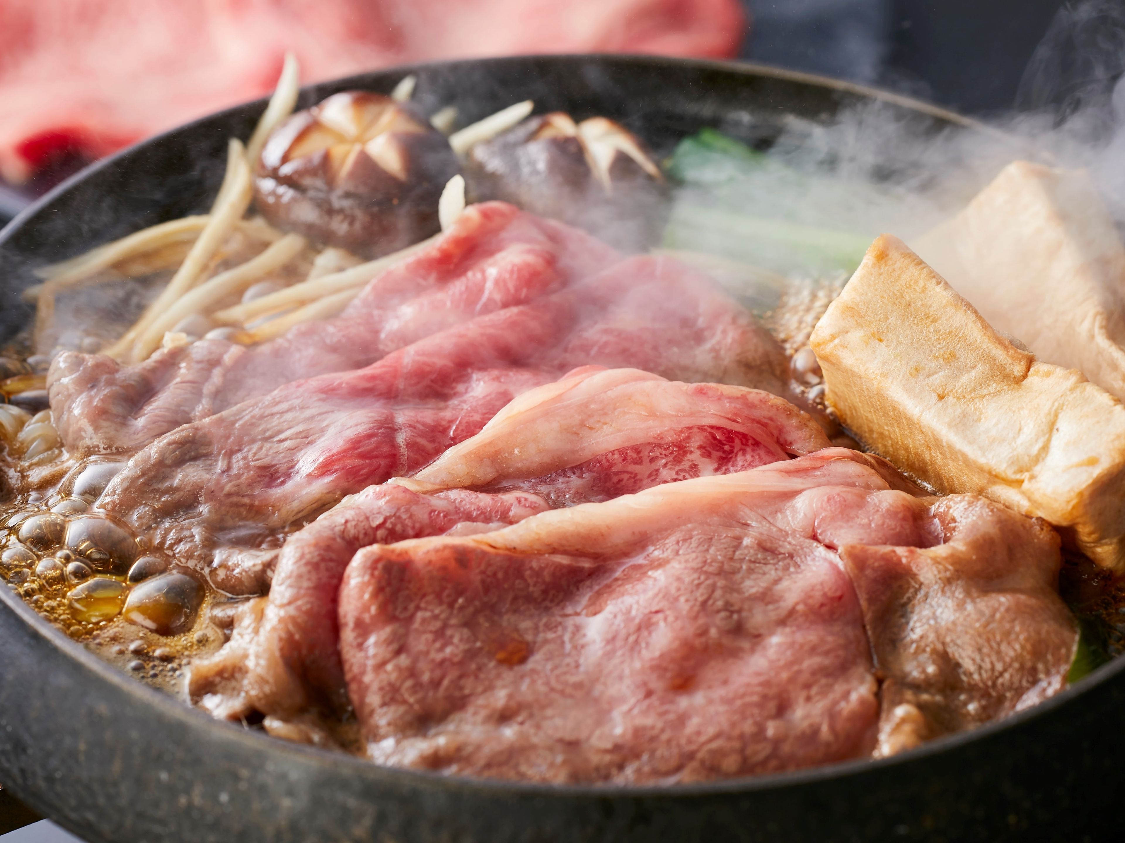 Primer pla d'un plat calent amb diversos ingredients.
