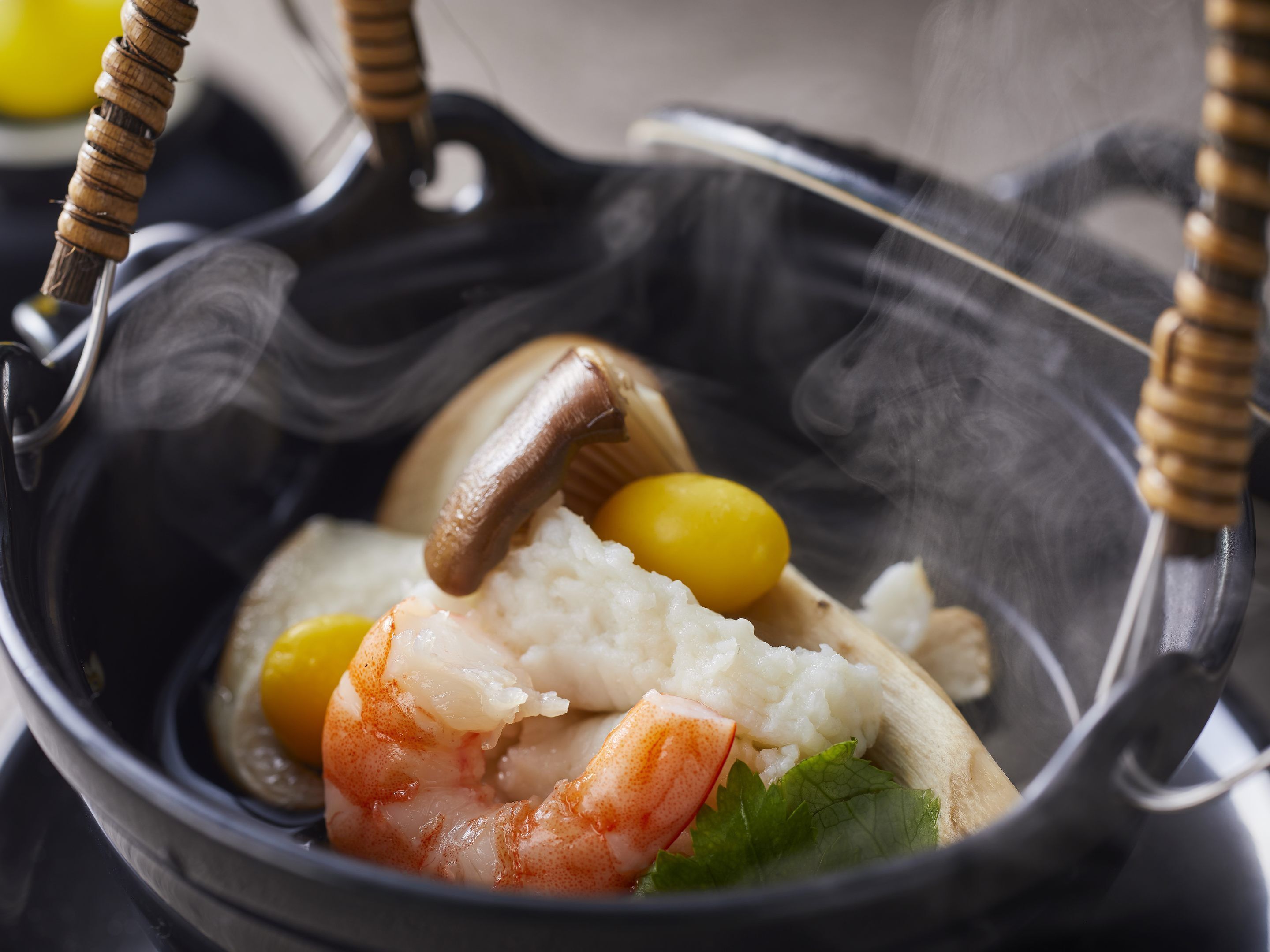 Un tazón con alimentos, incluyendo camarones, arroz y un hongo.