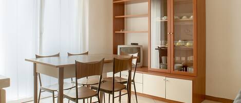 Apartment, 1 Bedroom | In-room dining
