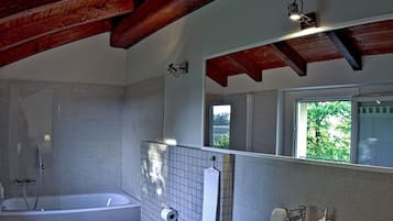 Camera doppia, 1 letto queen | Bagno | Set di cortesia gratuito, asciugacapelli, bidet, asciugamani