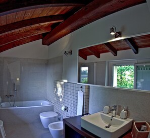 Habitación doble, 1 cama Queen size | Baño | Amenidades de baño gratuitas, secadora de cabello, bidet, toallas 
