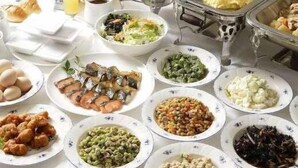 A buffet with various dishes including fish, vegetables, and other prepared foods. - Shizuoka Daiichi Hotel (Shizuoka)