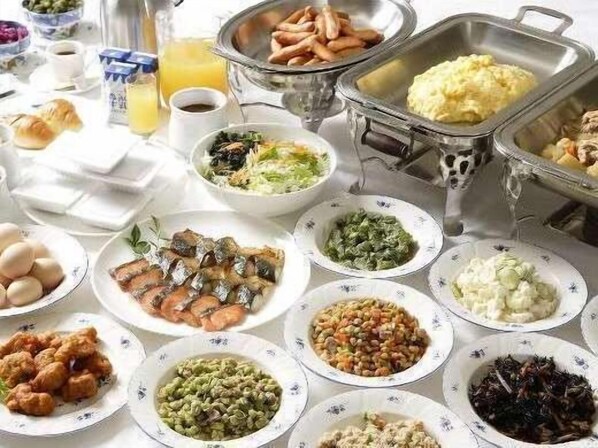 A buffet with various dishes including fish, vegetables, and other prepared foods. - Shizuoka Daiichi Hotel (Shizuoka)