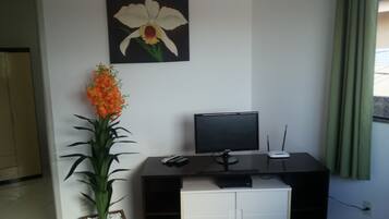 Quarto casal de uso individual | Sala de estar | TV LED