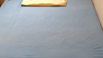 Quarto casal de uso individual | Ferros/tábuas de passar roupa, Wi-Fi de cortesia, roupa de cama