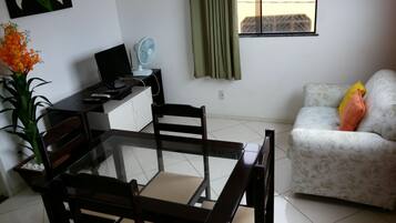 Quarto casal de uso individual | Sala de estar | TV LED