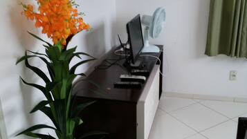 Quarto casal de uso individual | Sala de estar | TV LED