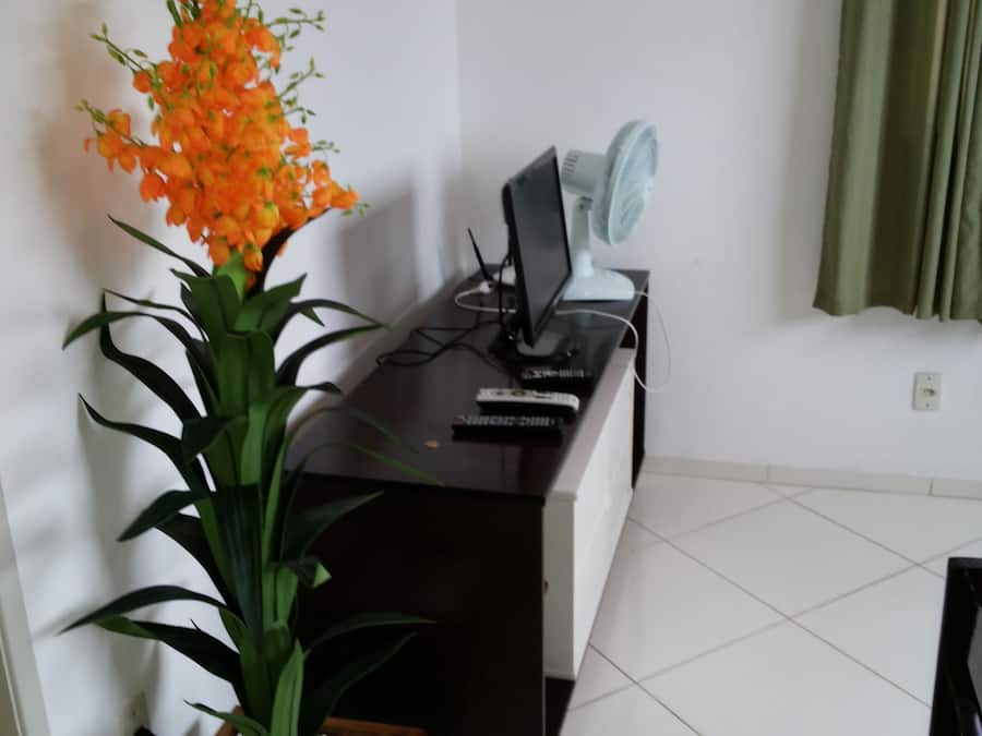 Quarto casal de uso individual | Sala de estar | TV LED