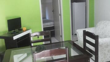 Quarto casal de uso individual | Área de estar | TV LED