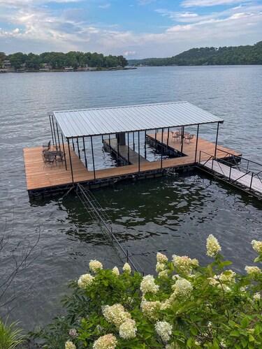 Beautiful Lakefront Home ~ 4BD / 3 Master Suites ~ Outstanding Lake Views!