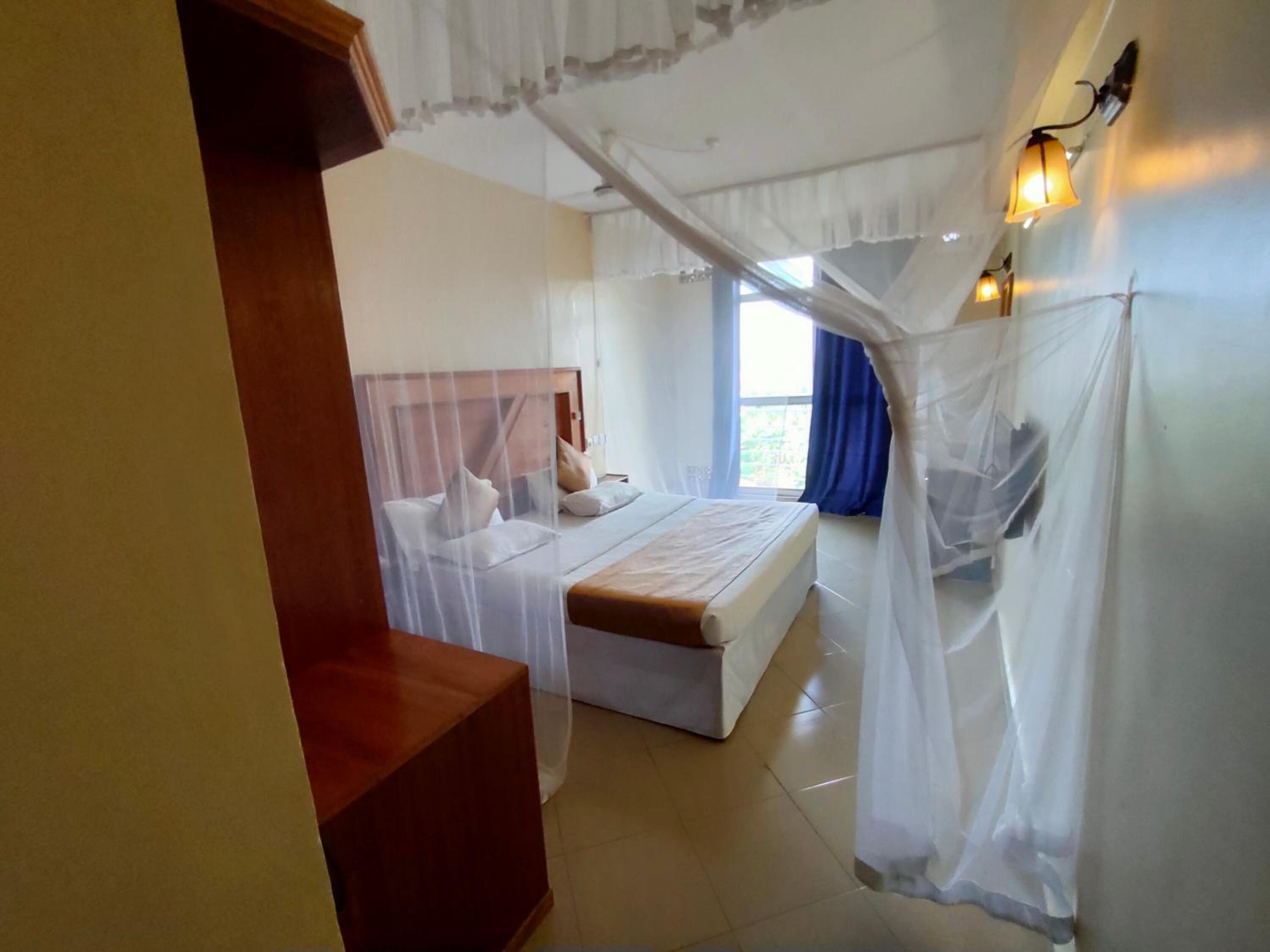 Habitación individual superior, 1 habitación | Caja de seguridad en la habitación, muebles diferentes y escritorio 