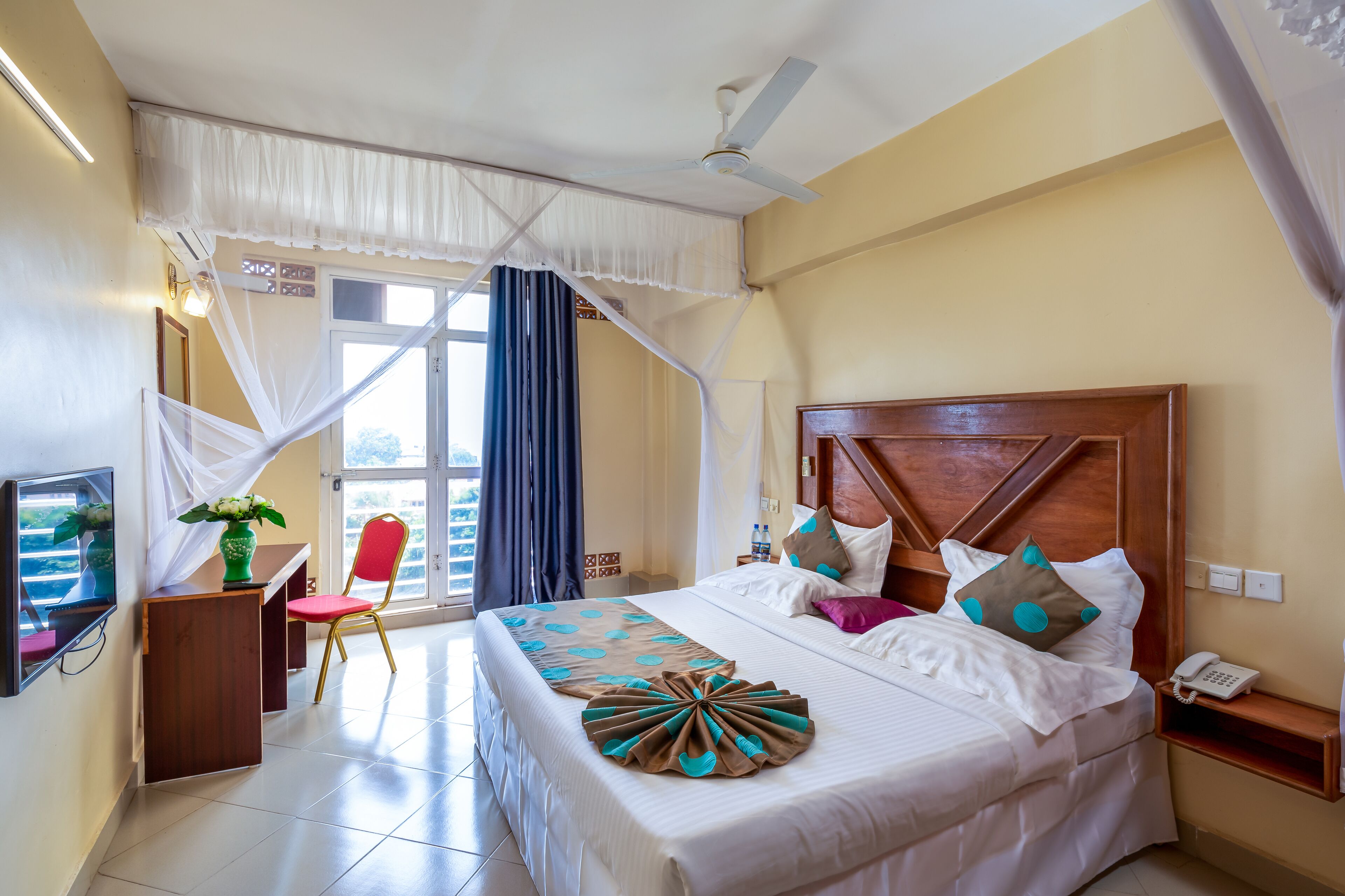 standard double room single use | 1 bedroom, in-room safe, individually furnished, desk