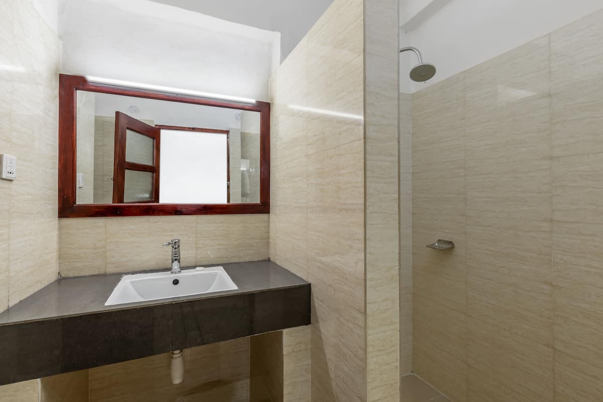 shower, free toiletries, slippers, towels