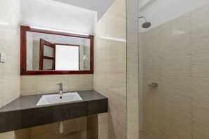 Regadera, amenidades de baño gratuitas, pantuflas, toallas 