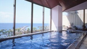 A swimming pool with a view of the ocean and boats. - Toi Onsen Suishoutei (Izu)