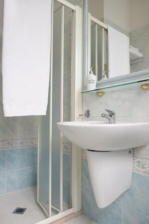 Shower, free toiletries, hair dryer, bidet - Hotel Kadett (Rimini)