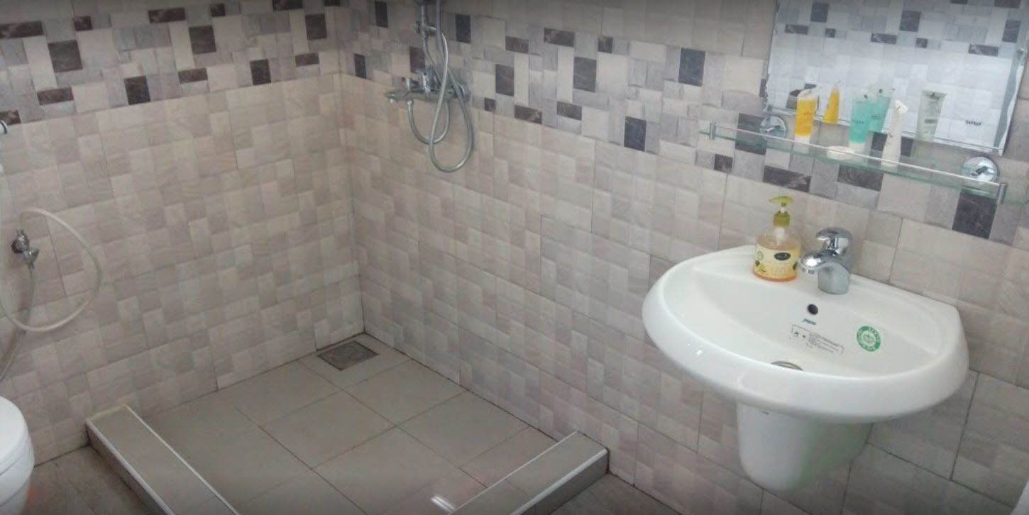 Dusch, gratis toalettartiklar, tofflor och handdukar