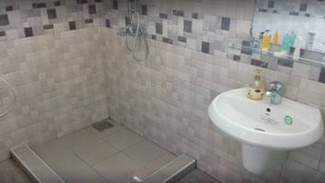 Dusch, gratis toalettartiklar, tofflor och handdukar