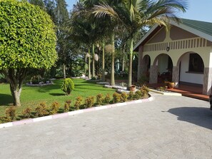Front of property - Sheevy's Bed N Breakfast (Fort Portal)