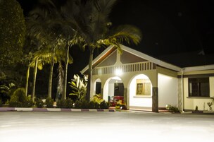 Fachada de la propiedad por la tarde o noche