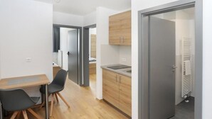 Una cocina moderna con armarios de madera y una puerta gris.