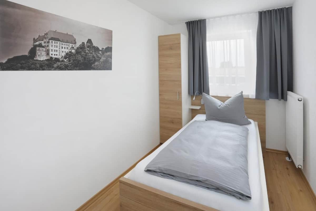 Appartement | Donzen dekbedden, een kluis op de kamer, een bureau