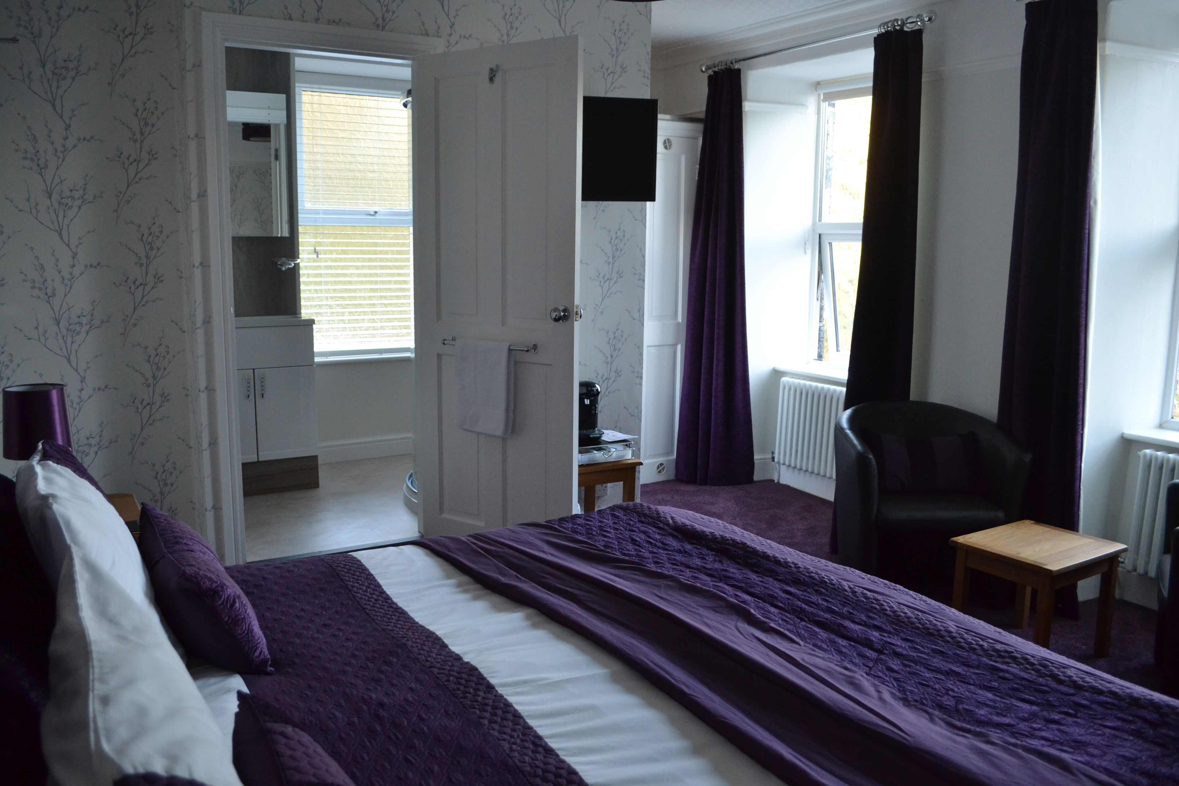 Superior Room (King) | Bathroom | Shower, free toiletries, towels