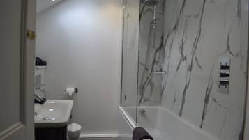 Family Room | Bathroom | Shower, free toiletries, towels