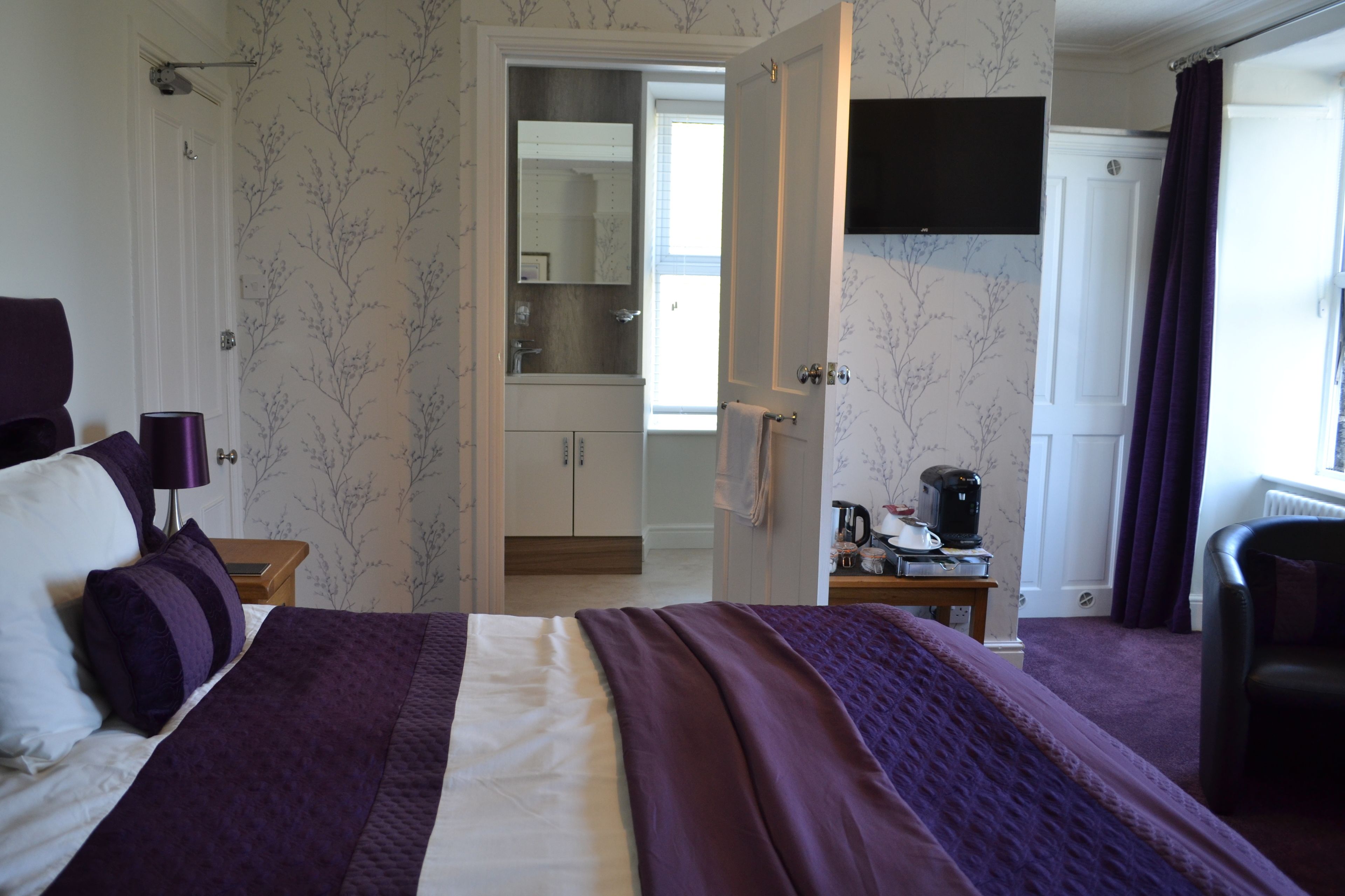 Superior Room (King) | Iron/ironing board, free WiFi, bed sheets