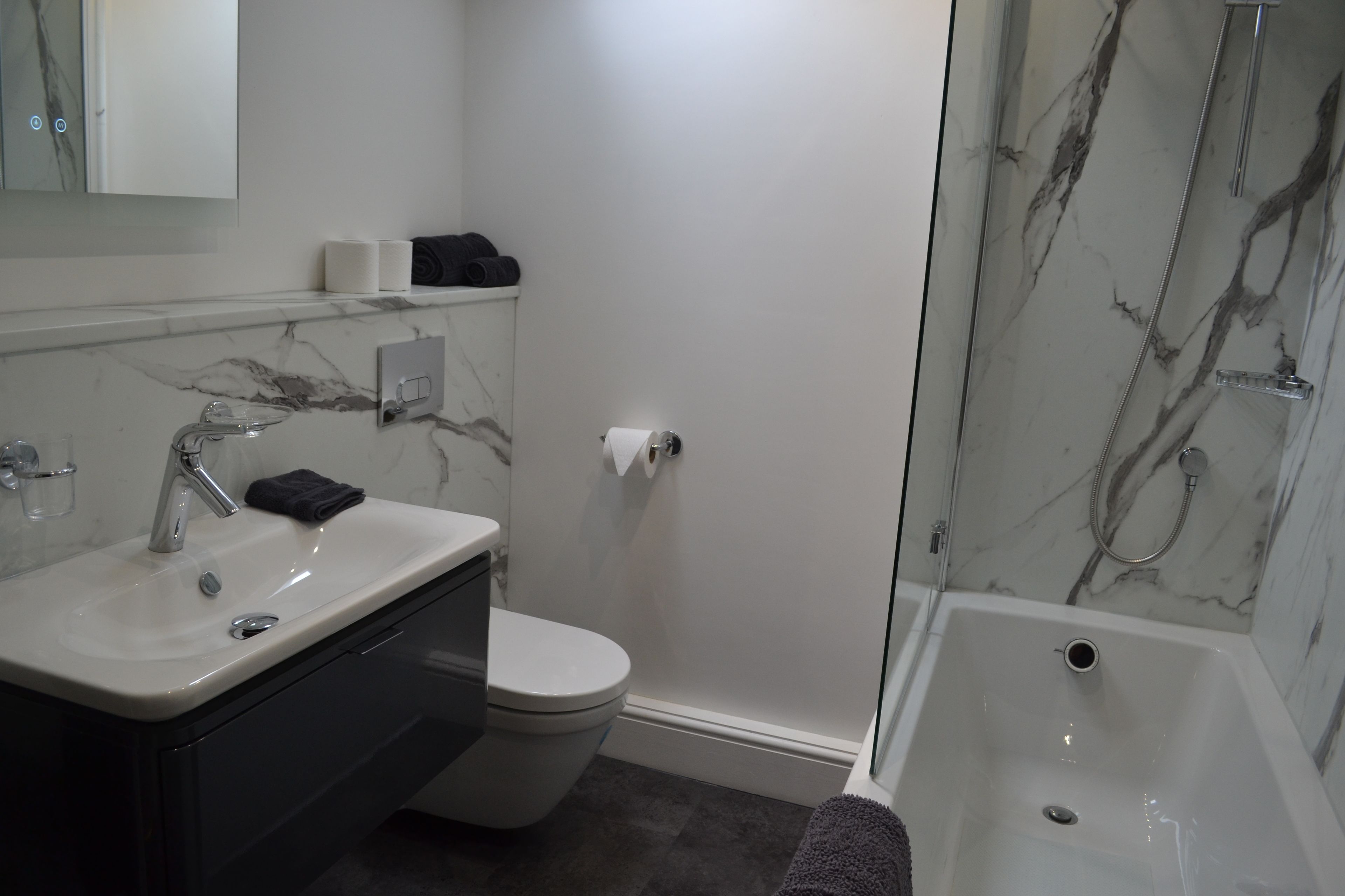 Family Room | Bathroom | Shower, free toiletries, towels