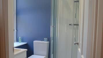 Habitación doble, vista al jardín | Baño | Regadera, amenidades de baño gratuitas, toallas