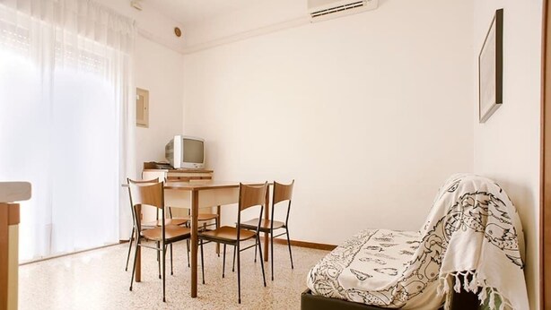 A room with a bed, a desk with a television, and a chair. - Euroresidence n.4 (Jesolo)