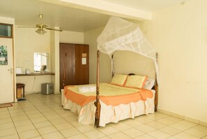 Desk, free WiFi, bed sheets - Sunrise Apartments Hotel (Fort Portal)