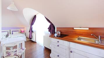 Studio (Levendula) | Cuisine privée | Réfrigérateur, micro-ondes, plaque de cuisson, cafetiÚre/bouilloire