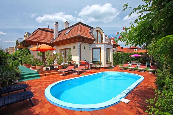 Seasonal outdoor pool - Levendula Apartman (Balatonfured)